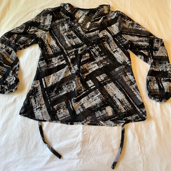 A.n.a. Women’s Long Sleeve Black & Gray Abstract Print Blouse, Size M, EUC - Picture 3 of 6